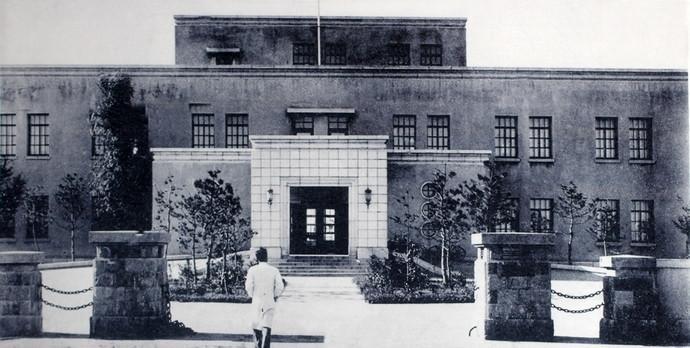 1946年，东北民主联军接管长春卫生技术厂，后改称东北卫生技术厂（长春生物制品研究所前身）