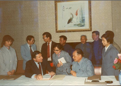 1982年5月，上海施贵宝合资签约仪式，是中国改革开放以后成立的第一家中美合资制药企业。